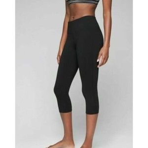 Athleta High Rise Chaturanga Capri Leggings Black 816130-00 Size Medium Yoga Jog